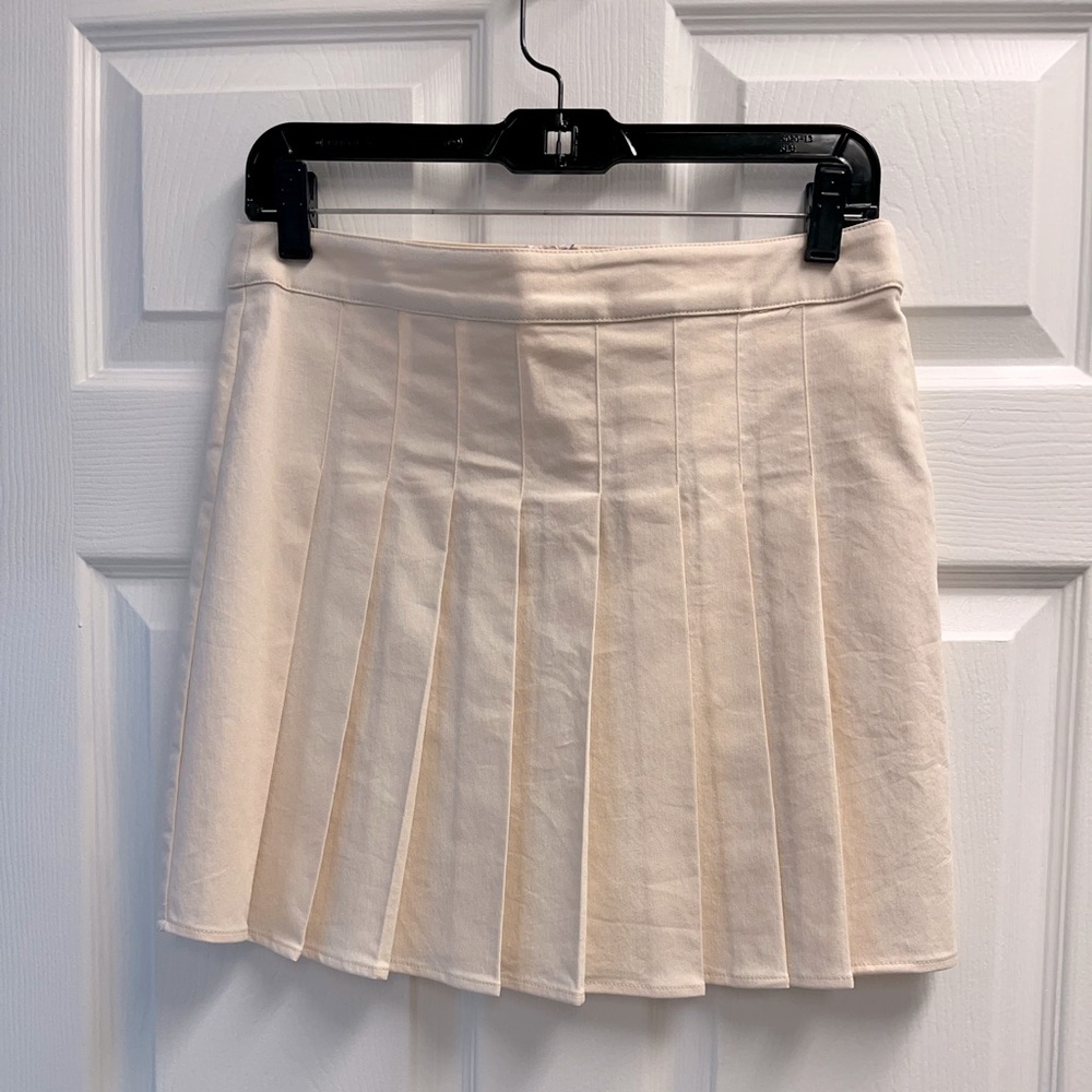 Altered state pleated skirt. Light pink.